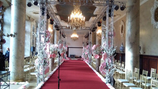 Установка фермовых конструкций, граунда, для показа моды в отеле Hilton Ленинградская